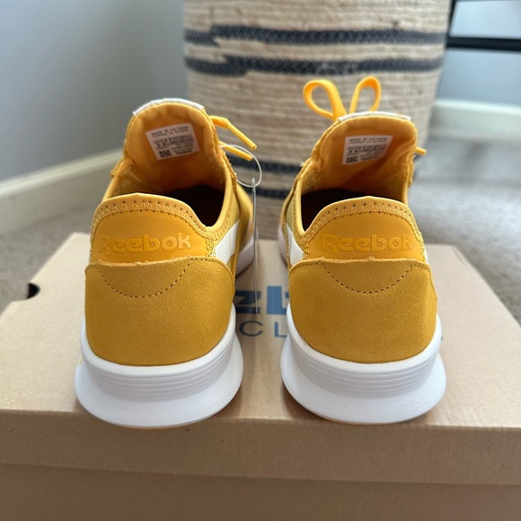 New in box- Reebok classic sneaker size 9 - Picture 4 of 6